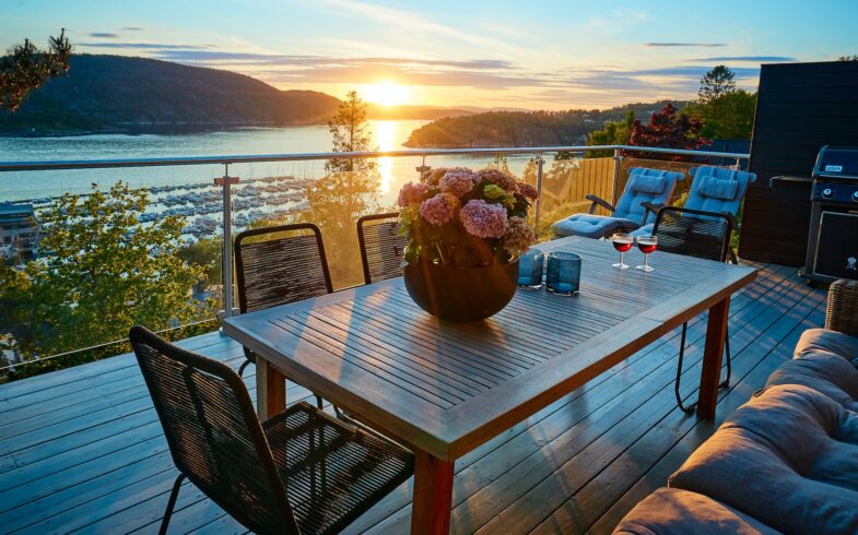 Gør terrassen hyggelig og praktisk i alt slags vejr